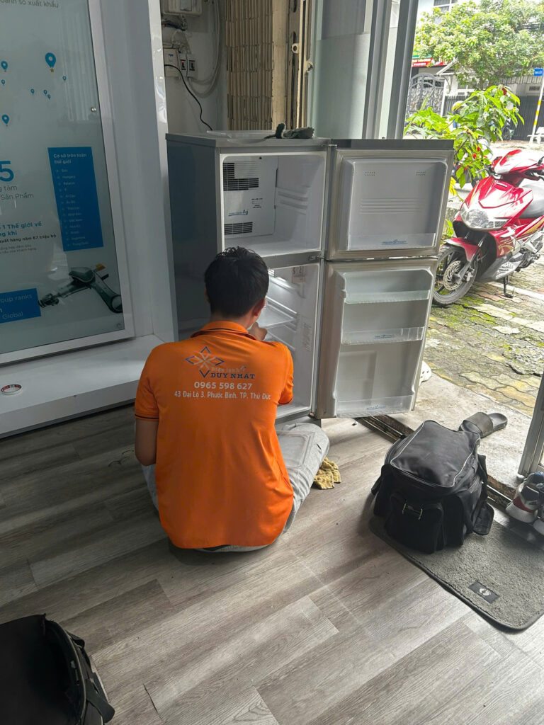 thợ đang kiểm tra tủ lạnh