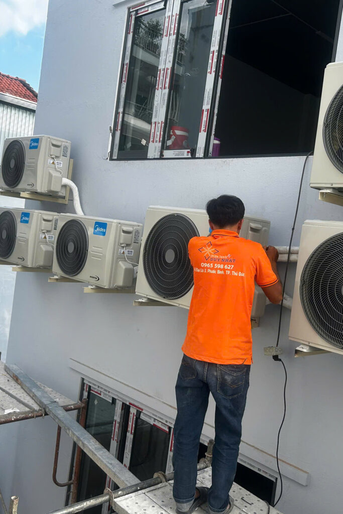 lắp đặt cục nóng máy lạnh midea tại nhà khách do thợ điện máy duy nhất thực hiện